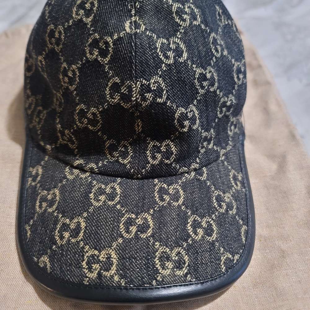Gucci Black and Beige GG Canvas Baseball Cap (100% Authenfic)